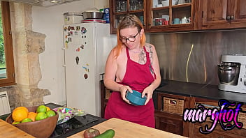 Mon mec me défonce le cul dans ma cuisine j'essaye de faire à manger quand