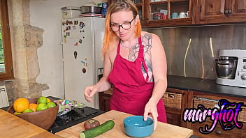 Mon mec me défonce le cul dans ma cuisine j'essaye de faire à manger quand