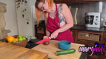 Mon mec me défonce le cul dans ma cuisine j'essaye de faire à manger quand