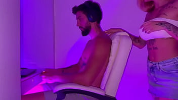 Soquei de quatro na cadeira game enchi a boca da safada de porra