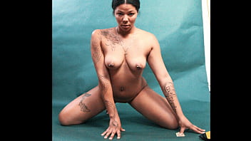 Exotic hottie spreads wide open for nasty photogrpaher