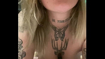 Me da fuerte por la conchita hasta mojarme toda y acaba en mi cola