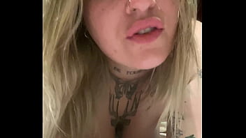 Me da fuerte por la conchita hasta mojarme toda y acaba en mi cola