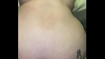 Me da fuerte por la conchita hasta mojarme toda y acaba en mi cola