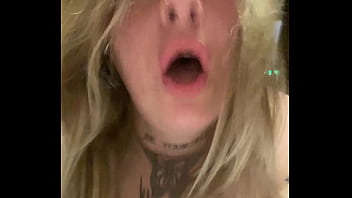 Me da fuerte por la conchita hasta mojarme toda y acaba en mi cola