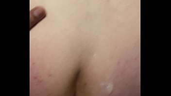 Me da fuerte por la conchita hasta mojarme toda y acaba en mi cola