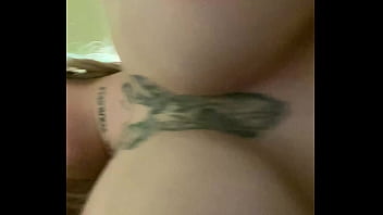 Me da fuerte por la conchita hasta mojarme toda y acaba en mi cola