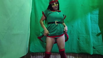 Cochina duende hembra de la navidad esta muy caliente mientras espera la noche buena para encontrar un macho sucio que le inserte un gran pene en su vagina latina