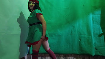 Cochina duende hembra de la navidad esta muy caliente mientras espera la noche buena para encontrar un macho sucio que le inserte un gran pene en su vagina latina