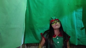 Cochina duende hembra de la navidad esta muy caliente mientras espera la noche buena para encontrar un macho sucio que le inserte un gran pene en su vagina latina