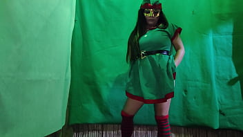 Cochina duende hembra de la navidad esta muy caliente mientras espera la noche buena para encontrar un macho sucio que le inserte un gran pene en su vagina latina