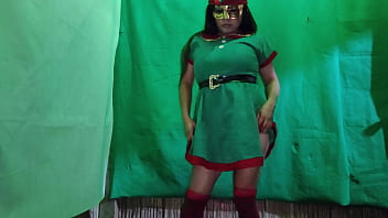 Cochina duende hembra de la navidad esta muy caliente mientras espera la noche buena para encontrar un macho sucio que le inserte un gran pene en su vagina latina