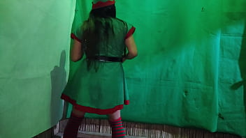 Cochina duende hembra de la navidad esta muy caliente mientras espera la noche buena para encontrar un macho sucio que le inserte un gran pene en su vagina latina