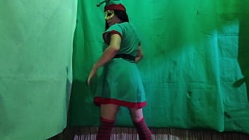 Cochina duende hembra de la navidad esta muy caliente mientras espera la noche buena para encontrar un macho sucio que le inserte un gran pene en su vagina latina