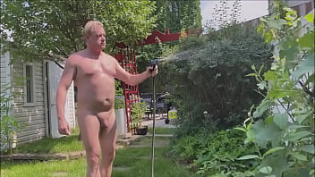 Dom Rod Et Ses éjaculations Au Jardin thumbnail