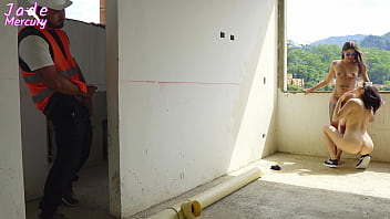 Sexo exhibicionista con vista a la ciudad en una azotea en construccion nos follamos al albañil