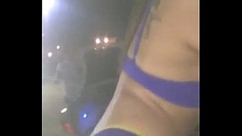 Gostosa tirando calsinha