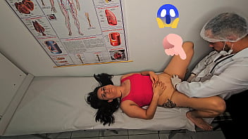 Ginecologista dedilha o cu e fode paciente