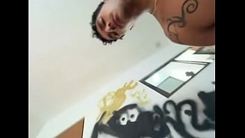 Una bomba argentina usa el lenguaje corporal para comunicarse con un afortunado mexicano