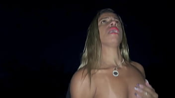 Casada dando pra um moreno super dotado no meio da estrada escura