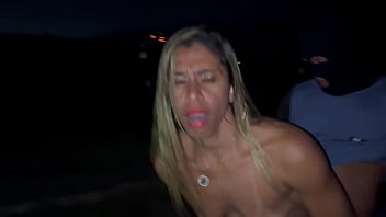 Casada dando pra um moreno super dotado no meio da estrada escura