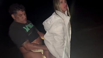 Casada dando pra um moreno super dotado no meio da estrada escura
