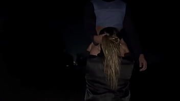 Casada dando pra um moreno super dotado no meio da estrada escura