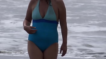 I expose myself on the beach i look at big cocks and i get excited great masturbation asking for cock