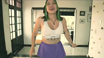 Fantasía tentadora y belleza magnética se toca el coño como si fuera guitarrista de heavy metal