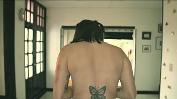 Fantasía tentadora y belleza magnética se toca el coño como si fuera guitarrista de heavy metal