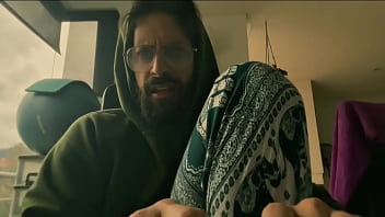 Fantasía tentadora y belleza magnética se toca el coño como si fuera guitarrista de heavy metal