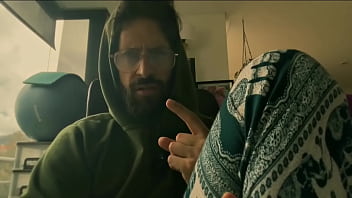 Fantasía tentadora y belleza magnética se toca el coño como si fuera guitarrista de heavy metal