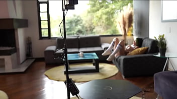 Fantasía tentadora y belleza magnética se toca el coño como si fuera guitarrista de heavy metal