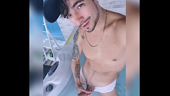 Paja Y Leche En El Jacuzzi thumbnail
