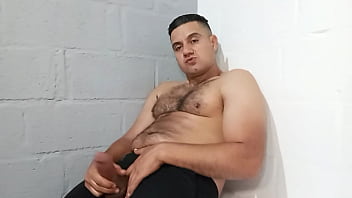 Yuri Gaúcho Urso Brasileiro Mega Dotado Macetando A Pica E Gozando Forte Urso Peludo Masturbando A Pica Grossa thumbnail