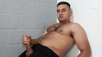 Yuri Gaúcho Urso Brasileiro Mega Dotado Macetando A Pica E Gozando Forte Urso Peludo Masturbando A Pica Grossa thumbnail