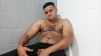 Yuri Gaúcho Urso Brasileiro Mega Dotado Macetando A Pica E Gozando Forte Urso Peludo Masturbando A Pica Grossa thumbnail