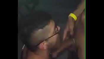 O puto do teusemideus 07 mamando gostoso a minha rolona na festa do o bigmarcos cruisigcinehot par