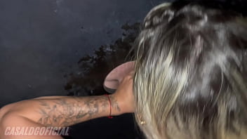 Fui no swing toda excitada e dei pro pau do gloryhole como uma putinha