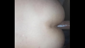 Joven semental se encuentra con la cola perfecta