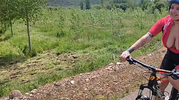 Me follo a una ciclista desconocida en mitad de una ruta Me follo a una ciclista desconocida en mitad de una ruta
