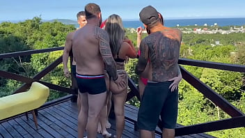 Chamamos as gostosas e fodemos elas ao ar livre suruba total