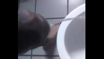 Meando En El Baño thumbnail