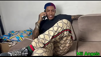 Fã do brinquedo chama amigo virgem pra participar de uma suruba gostosa os dois macetaram ela