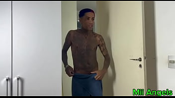 Fã do brinquedo chama amigo virgem pra participar de uma suruba gostosa os dois macetaram ela