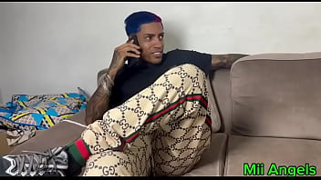 Fã do brinquedo chama amigo virgem pra participar de uma suruba gostosa os dois macetaram ela