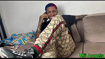 Fã do brinquedo chama amigo virgem pra participar de uma suruba gostosa os dois macetaram ela