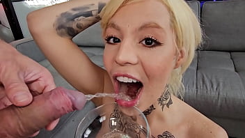 Meu professor da faculdade me fez chupar o pau dele até eu passar de ano completo no sheer red