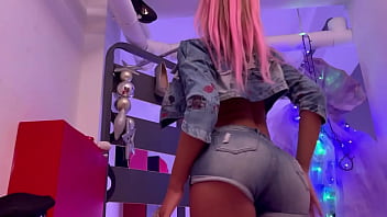 Photoshoot ends in anal sex in the horny cameraman's studio