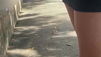 Vestido e sem calcinha na rua minha enteada safada fica me provocando